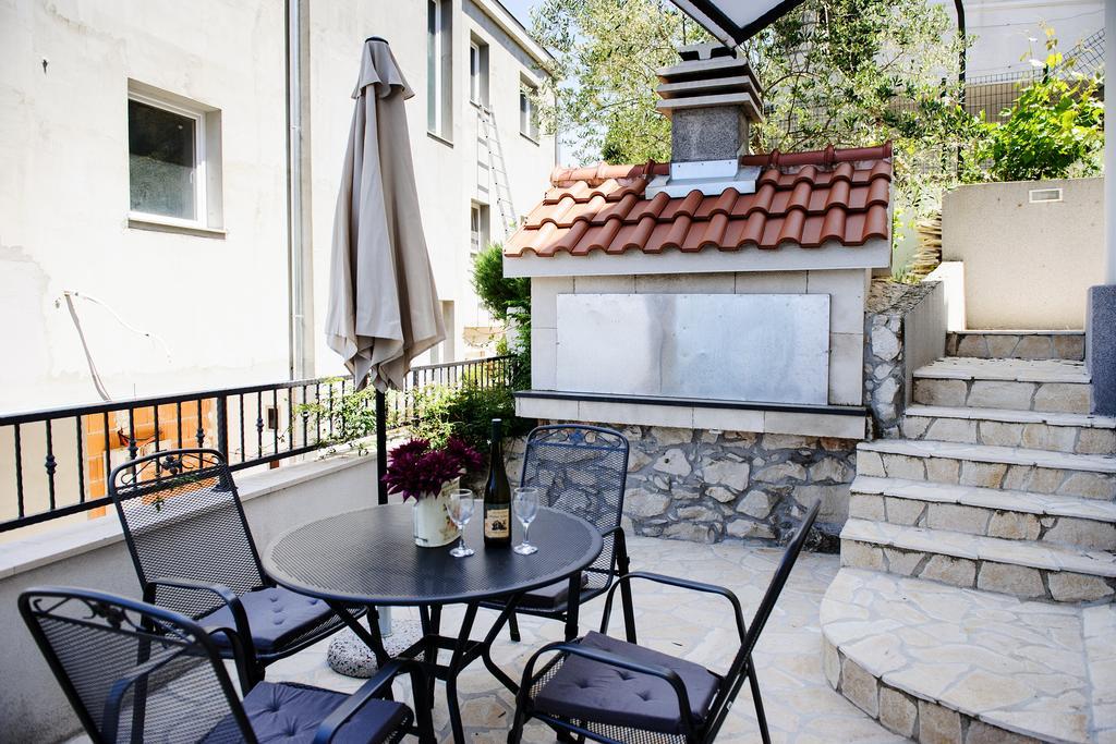 Apartments Zdenka Vinisce Exterior photo